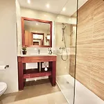 아파트 Beachfront Luxury - Sea View Balcony, Private Garage, Wifi, Ac 포티마오